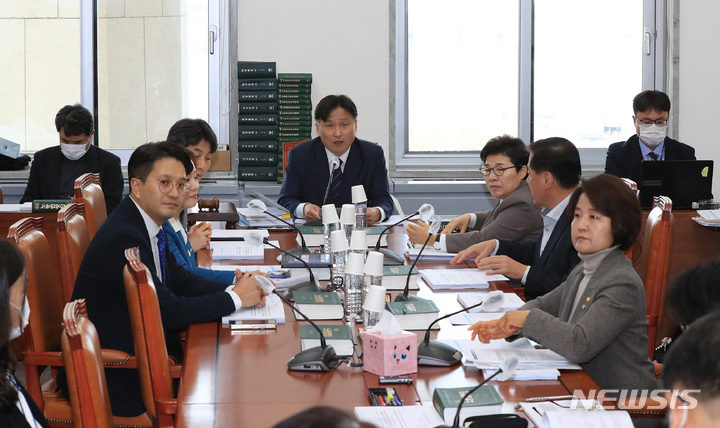 [서울=뉴시스] 이영환 기자 = 김영진 국회 환경노동위원회 고용노동법안심사소위원회 소위원장이 15일 오후 서울 여의도 국회에서 열린 소위원회를 주재하고 있다. 이날 회의에서는 노조법 2·3조를 개정하는 노동조합 및 노동관계조정법 일부개정법률안 등을 심사한다. (공동취재사진) 2023.02.15. photo@newsis.com