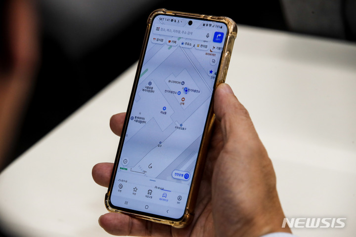 [서울=뉴시스] 정병혁 기자 = 2023년 2월15일 서울 마포구 서울스마트시티센터에서 열린 스마트폰을 활용한 실내 위치결정 기술 연구성과 시연 행사에서 참석자가 지도 어플을 통해 실내 GPS 신호가 나타내는 현재 위치를 확인하고 있다. 2023.02.15. jhope@newsis.com