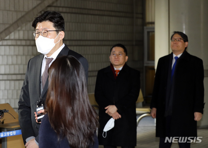 [서울=뉴시스] 최진석 기자 = 김학의 전 법무부 차관의 출국 시도를 불법으로 금지한 혐의로 재판에 넘겨진 이규원(왼쪽부터) 검사와 차규근 전 법무연수원 연구위원, 이광철 전 청와대 민정비서관이 15일 서울 서초구 서울중앙지법에서 열린 직권남용권리행사방해(직권남용) 관련 1심 선고 공판에서 판결 뒤 법원을 나와 발언하고 있다. 검찰은 이광철 전 청와대 민정비서관, 차규근 전 법무연수원 연구위원에 대해 무죄를, 이규원 검사에 대해서는 일부 혐의를 유죄로 인정하면서 징역 4개월의 선고유예를 선고했다. 2023.02.15. myjs@newsis.com