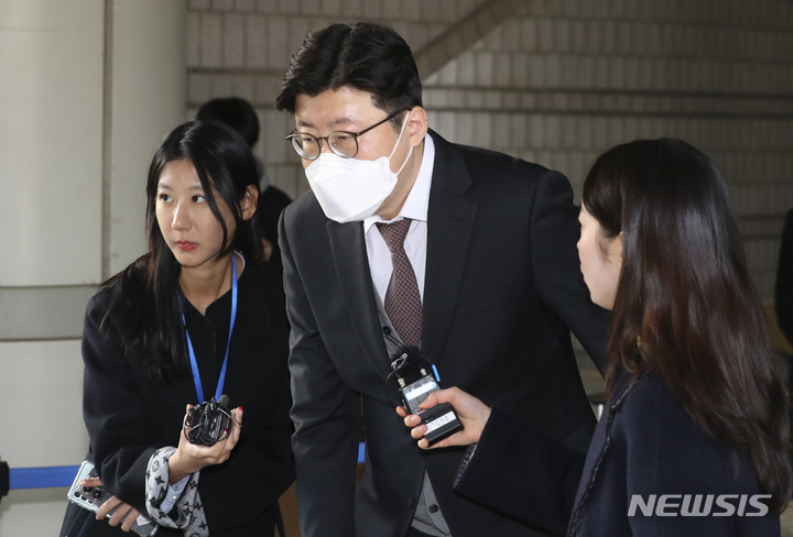 [서울=뉴시스] 최진석 기자 = 김학의 전 법무부 차관의 출국 시도를 불법으로 금지한 혐의로 재판에 넘겨진 이규원 검사가 15일 서울 서초구 서울중앙지법에서 열린 직권남용권리행사방해(직권남용) 관련 1심 선고 공판에서 일부 혐의 유죄로 징역 4개월의 선고유예를 선고 받은 뒤 법원을 나서고 있다. 2023.02.15. myjs@newsis.com