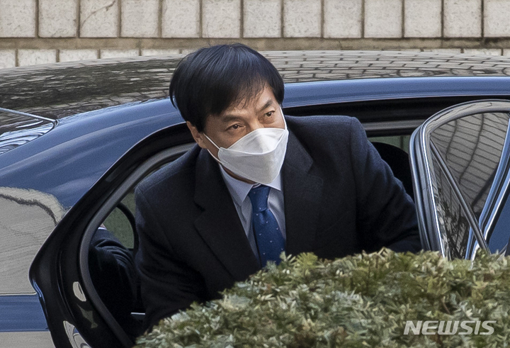 [서울=뉴시스] 최진석 기자 = 김학의 전 법무부 차관의 불법 출국금지 의혹 수사를 무마하기 위해 외압을 행사한 혐의로 기소된 이성윤 법무연수원 연구위원(전 서울고검장)이 15일 서울 서초구 서울중앙지법에서 열린 직권남용 권리행사 방해(직권남용) 관련 1심 선고공판에 출석하고 있다. (공동취재사진) 2023.02.15. photo@newsis.com