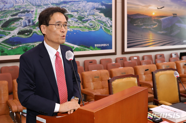 [서울=뉴시스] 고범준 기자 = 함진규 한국도로공사 사장이 15일 오후 서울 여의도 국회에서 열린 국토교통위원회 전체회의에서 인사말을 하고 있다. 2023.02.15. bjko@newsis.com