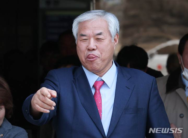 [서울=뉴시스] 최진석 기자 = 코로나19가 확산중이던 2020년 대규모 광복절 집회를 주도한 혐의로 재판에 넘겨진 전광훈 사랑제일교회 목사가 15일 오후 서울 서초구 서울중앙지방법원에서 열린 선고공판에서 징역 1년 6개월과 집행유예 3년, 벌금 450만원을 선고 받고 법원을 나서며 미소짓고 있다. (공동취재사진) 2023.02.15. photo@newsis.com