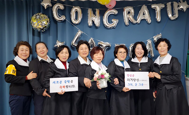 [목포=뉴시스] 류형근 기자 = 전남도교육청은 목포제일정보중고등학교 초등문해교육프로그램 23명, 중학교 62명, 고등학교 161명 등 총 249명이 학력 인정 졸업장을 받았다고 15일 밝혔다. (사진=전남도교육청 제공). photo@newsis.com *재판매 및 DB 금지