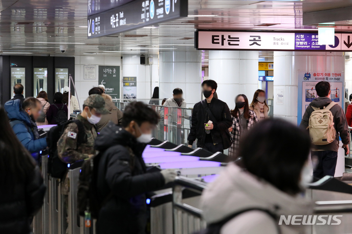 [서울=뉴시스] 조성우 기자 = 서울 지하철 역. 2023.03.28. xconfind@newsis.com