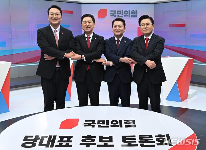 [서울=뉴시스] 국회사진기자단 = 국민의힘 당대표 경선 후보들이 지난 15일 서울 중구 TV조선 스튜디오에서 열린 첫 TV 토론에 앞서 포즈를 취하고 있다. 왼쪽부터 천하람, 김기현, 안철수, 황교안 후보. 2023.02.15.  photo@newsis.com