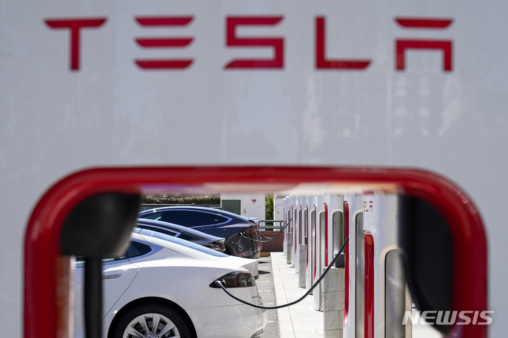 [에머리빌=AP/뉴시스]일본 도쿄도(東京都)가 전기자동차(EV) 충전기 수를 150배로 늘리는 등 아파트를 중심으로 충전기 증설에 본격적으로 나선다. 자료사진은 2022년 8월 미국 캘리포니아주 에머리빌에 있는 충전소에서 테슬라 차량이 충전하는 모습. 2023.03.07.