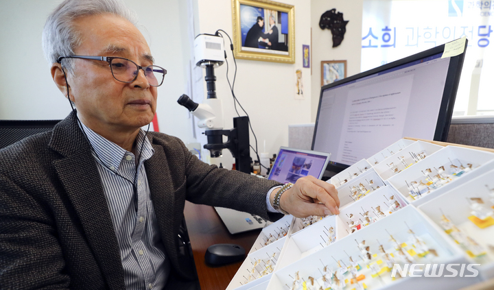 [서울=뉴시스] 최진석 기자 = 곤충학자인 박규택 과학의전당 이사장이 15일 서울 강남구 수서타워 사무실에서 뉴시스와 인터뷰에 앞서 표본을 살펴보고 있다. 2023.02.1X. myjs@newsis.com