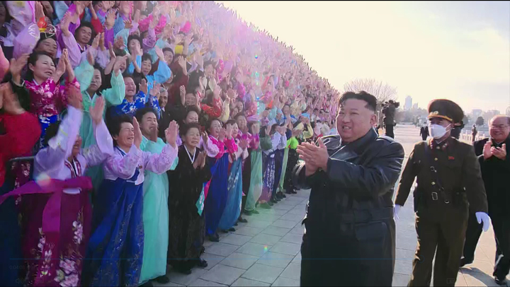 [서울=뉴시스] 조수정 기자 = 김정은 북한 국무위원장이 인민군 창건 75주년 건군절 경축행사에 특별대표로 초대된 원군미풍열성자들을 만나고 기념사진을 찍었다고 15일 조선중앙TV가 보도했다. (사진= 조선중앙TV 캡처) 2023.02.15. photo@newsis.com *재판매 및 DB 금지