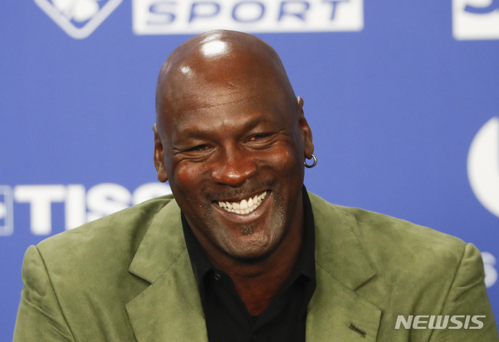 [파리=AP/뉴시스] '농구 황제' 마이클 조던이 60세 생일을 맞아 미국의 메이크어위시 재단에 1000만 달러(약 130억 원)를 기부했다고 16일(현지시간) CNN이 보도했다. 2023.02.17.
