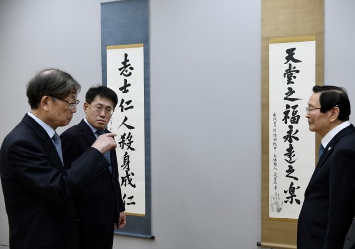 보존처리가 완료된 안중근 의사 유묵을 참관하는(좌로부터) 김황식 삼성문화재단 이사장, 류문형 대표이사, 유영렬 안중근의사기념관 관장&nbsp; *재판매 및 DB 금지