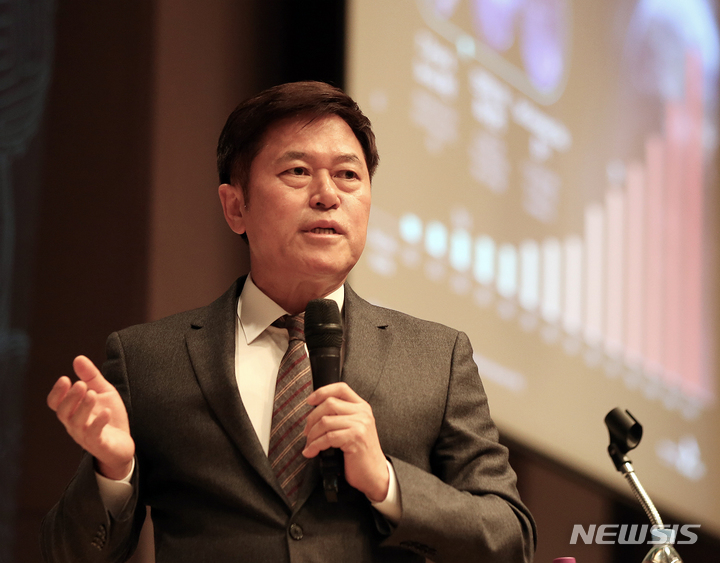 [서울=뉴시스]박정호 SK하이닉스 대표이사 부회장이 15일 서울 프레스센터에서 열린 한림대 도헌학술원 개원 기념 학술심포지엄에서 'AI 시대, 한국 반도체가 나아갈 길'을 주제로 기조 연설을 하고 있다. (사진=SK하이닉스 제공) photo@newsis.com