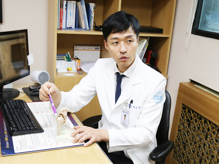 [서울=뉴시스] 17일 세란병원 어깨관절센터는 회전근개파열은 통증이 있을 때 되도록 운동을 삼가야 한다며 주의를 당부했다. 이날 배승호 세란병원 어깨관절센터 정형외과 과장이 회전근개파열에 대해 설명하고 있는 모습. (사진=세란병원 제공) *재판매 및 DB 금지