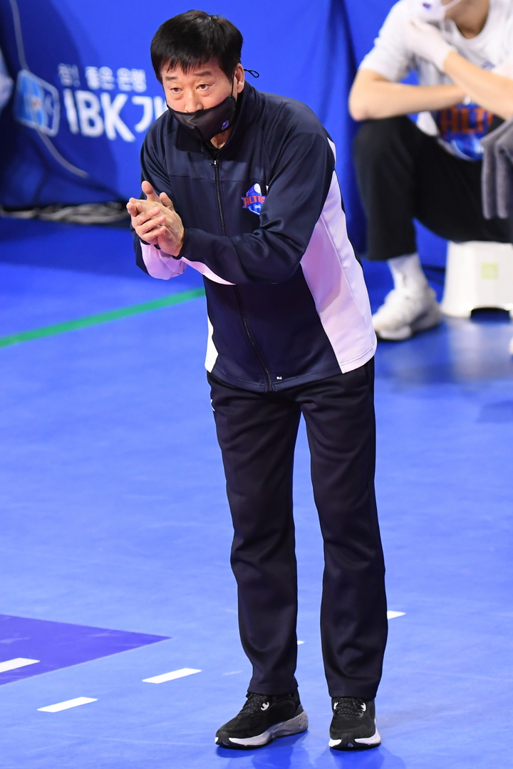 [서울=뉴시스]IBK 김호철 감독. 2023.02.16. (사진=한국배구연맹 제공)&nbsp; *재판매 및 DB 금지