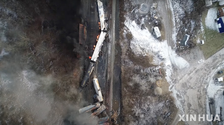 [워싱턴= AP/뉴시스] 지난 2월 15일 미연방 국립교통안전국(NTSB)이 배포한 오하이오주 이스트팔레스타인의 열차 탈선사고 현장 사진. 철도의 기술적 결함으로 발생한 이 사고로 50량의 노포크서던 열차차량이 탈선했고 4800명의 주민들에게 대피령이 내려졌다.&nbsp; 