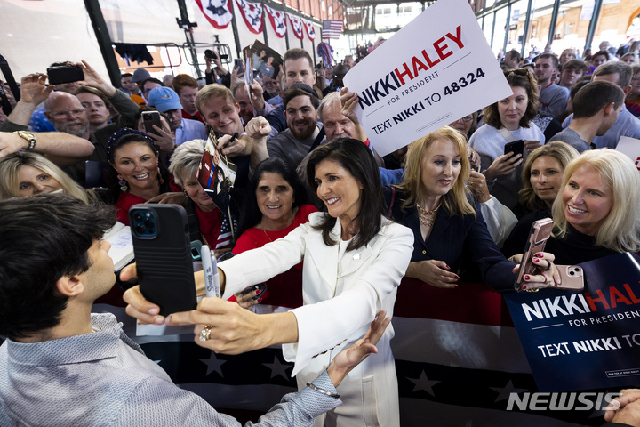 [찰스턴=AP/뉴시스]니키 헤일리 전 유엔 주재 미국 대사가 지난 2월15일(현지시간) 사우스캐롤라이나 찰스턴에서 2024년 대선 출정식을 열고 지지들과 사진을 찍고 있다. 2023.02.16.