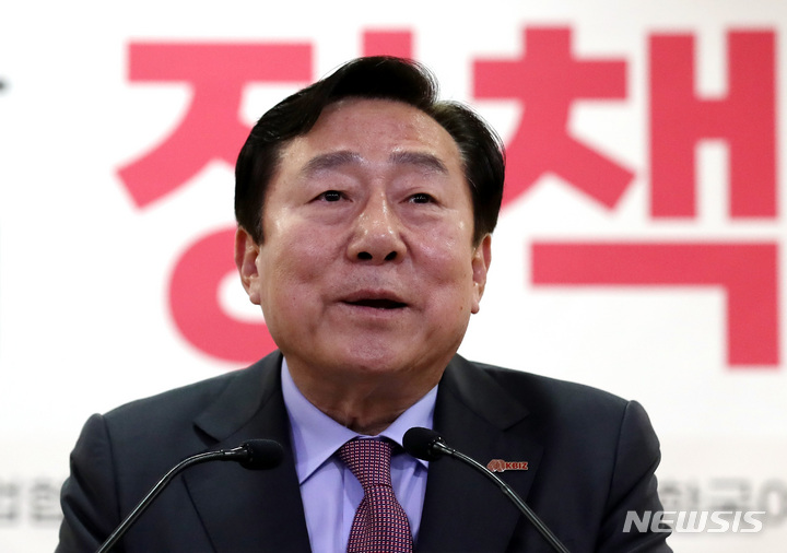 [서울=뉴시스] 이영환 기자 = 김기문 중소기업중앙회장이 지난 2월16일 오전 서울 여의도 국회의원회관에서 열린 T-커머스를 활용한 중소상공인 판로 확대 정책토론회에서 인사말을 하고 있다. 2023.02.16. 20hwan@newsis.com