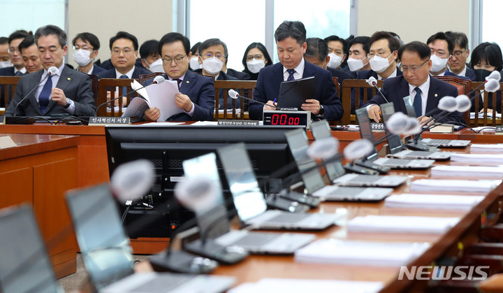 [서울=뉴시스] 추상철 기자 = 한창섭 행정안전부 자관이 지난달 16일 오전 서울 여의도 국회에서 열린 행정안전위원회 전체회의에 출석해 있다. 2023.02.16. scchoo@newsis.com
