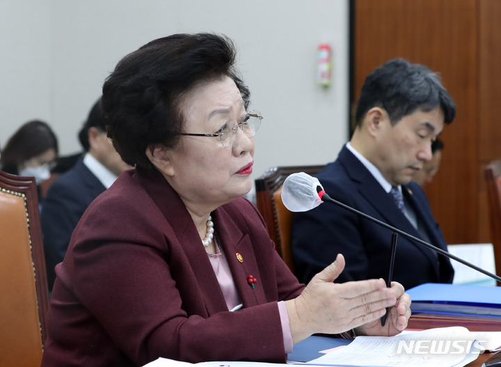 [서울=뉴시스] 전진환 기자 = 이배용 국가교육위원장이 16일 오전 서울 여의도 국회에서 열린 교육위원회 전체회의에서 의원 질의에 답하고 있다. 2023.02.16 amin2@newsis.com
