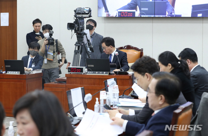 [서울=뉴시스] 전진환 기자 = 유기홍 교육위원장이 16일 오전 서울 여의도 국회에서 열린 교육위원회 전체회의에서 의사봉을 두드리고 있다. 2023.02.16 amin2@newsis.com