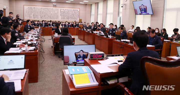 [서울=뉴시스] 추상철 기자 = 16일 오전 서울 여의도 국회에서 법제사법위원회 전체회의가 열리고 있다. 2023.02.16. scchoo@newsis.com