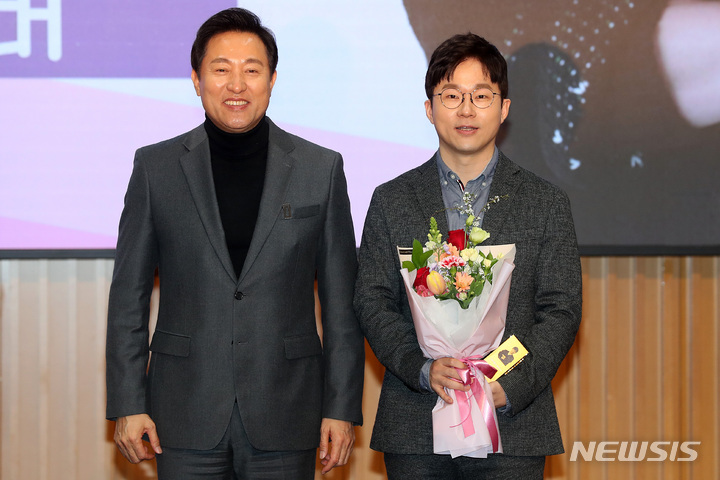 [서울=뉴시스] 백동현 기자 = 유튜버 슈카월드가 16일 오전 서울시청 본관 다목적홀에서 열린 '서울특별시 홍보대사 감사패 수여 및 위촉식'에서 신규 홍보대사로 위촉된 후 오세훈 서울시장과 기념촬영하고 있다. 2023.02.16. livertrent@newsis.com