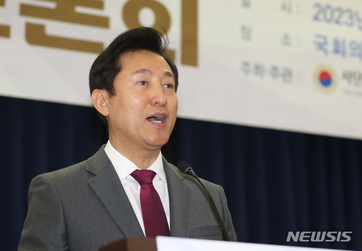 [서울=뉴시스] 전진환 기자 = 오세훈 서울시장이 지난 16일 오후 서울 여의도 국회 의원회관에서 열린 '초고령화시대 대비, 지하철 무임수송제도 운용 이대로 괜찮은가?' 노인 무임수송 정책토론회에서 축사를 하고 있다. 2023.02.16 amin2@newsis.com