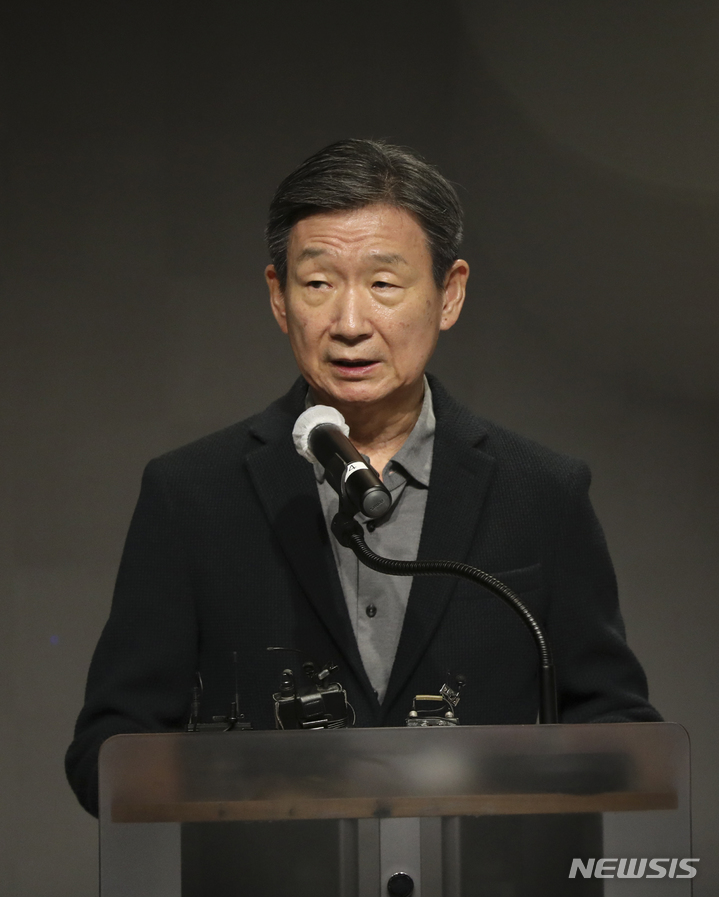 [서울=뉴시스] 최진석 기자 = 황현식 LG유플러스 대표가 16일 서울 용산구 LG 유플러스 용산사옥 대강당에서 열린&nbsp; LG유플러스 개인정보 유출 및 디도스(DDoS) 공격 관련 기자간담회에서 개인정보 유출 관련 사과 발언을 하고 있다. 2023.02.16. myjs@newsis.com