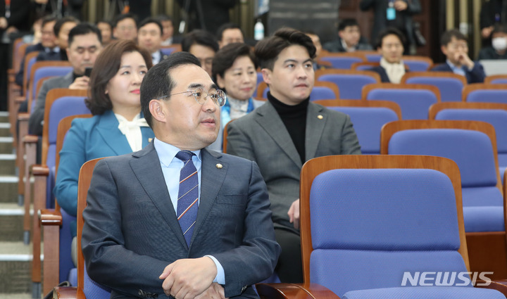 [서울=뉴시스] 전진환 기자 = 박홍근 더불어민주당 원내대표와 의원들이 16일 오후 서울 여의도 국회에서 열린 선거제 관련 의원 토론회에 참석해 자리하고 있다. 2023.02.16 amin2@newsis.com