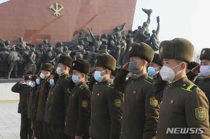 [평양=AP/뉴시스] 김정일 북한 전 국방위원장의 생일(광명성일)인 16일 평양 만수대 언덕을 찾은 북한 군인들이 김일성·김정일 동상에 참배하고 있다. 김정일은 1942년 2월 16일 태어났으며 '광명성'은 김정일의 별칭이다. 2023.02.16.