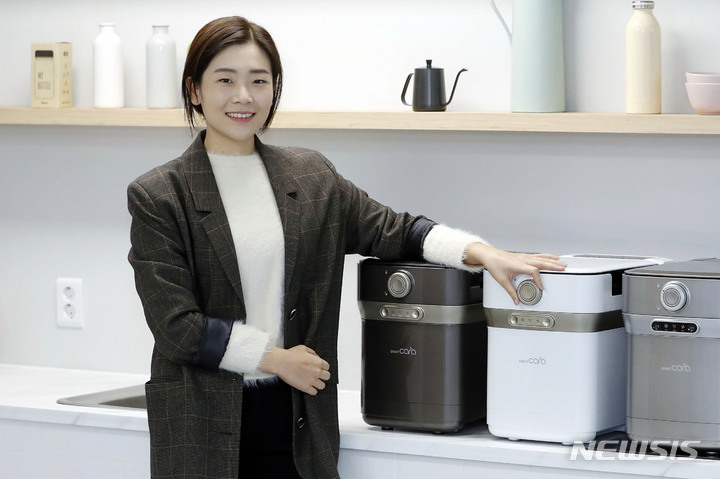 [서울=뉴시스] 최동준 기자 = 이은지 스마트카라 대표가 지난 16일 서울 서초구 스마트카라 양재 사무실에서 스마트카라 제품과 함께 포즈를 취하고 있다. 2023.02.16. photocdj@newsis.com