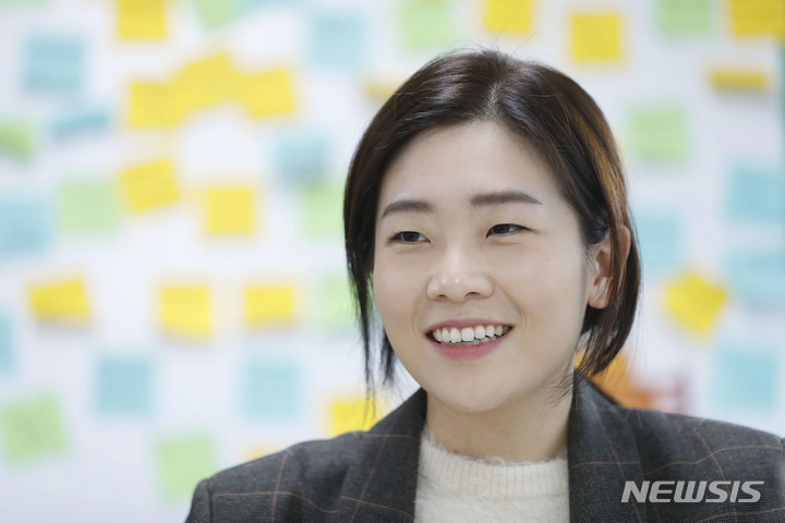 [서울=뉴시스] 최동준 기자 = 이은지 스마트카라 대표가 지난 16일 서울 서초구 스마트카라 양재 사무실에서 뉴시스와 인터뷰를 하고 있다. 2023.02.16. photocdj@newsis.com