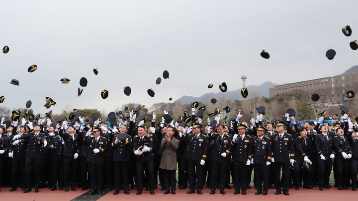 [서울=뉴시스] 지난달 16일 충북 충주시 중앙경찰학교 대운동장에서 열린 중앙경찰학교 311기 졸업식에서 졸업생들이 정모를 던지고 있다. (사진=중앙경찰학교 제공) 2023.02.16. photo@newsis.com *재판매 및 DB 금지