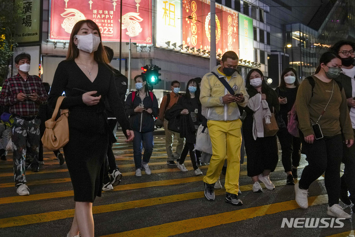 [홍콩=AP/뉴시스]지난 7일 홍콩 번화가 코즈웨이 베이의 쇼핑가 교차로를 시민들이 건너고 있다. 홍콩 정부는 16일 코로나19 대유행으로 사망자가 증가하고, 코로나19를 막기 위한 규제로 홍콩으로 들어오는 노동자 수가 감소하면서 홍콩 인구가 3년 연속 감소했다고 발표했다. 2023.2.16