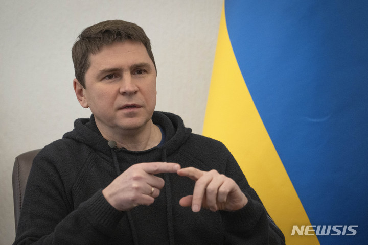 [키이우=AP/뉴시스] 미하일로 포돌랴크 우크라이나 대통령 고문이 지난 2월 16일 우크라이나 수도 키이우에서 AP통신과 인터뷰하고 있다. 2023.03.24.