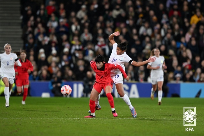 [서울=뉴시스]손화연이 잉글랜드 선수를 등진 채 볼을 받으려 하고 있다. 2023.02.17. (사진=대한축구협회 제공)&nbsp; *재판매 및 DB 금지