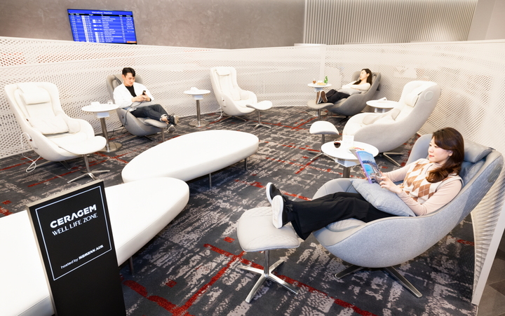 [서울 =뉴시스] 17일 인천국제공항 대한항공 라운지 내 휴게공간에서 이용객들이 세라젬 제품을 체험하고 있다. (사진=세라젬 제공) *재판매 및 DB 금지