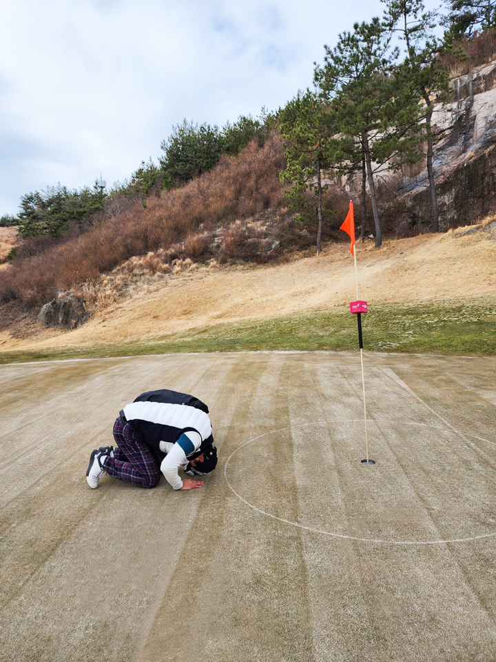 홀인원 후 디오션CC 웨스트 3번홀에서 큰절하는 골퍼. 디오션CC 제공 *재판매 및 DB 금지
