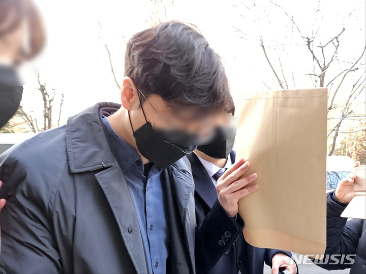 [서울=뉴시스] 정진형 기자 = 가상화폐 테라 코인을 간편결제서비스로 도입하는 과정에서 청탁을 받았다는 혐의로 구속영장이 청구된 유모 티몬 전 대표가 17일 오전 10시16분께 서울 양천구 신정동 서울남부지방법원(남부지법)에서 열리는 구속 전 피의자 심문(영장실질심사)에 출석하고 있다. 2023.02.17