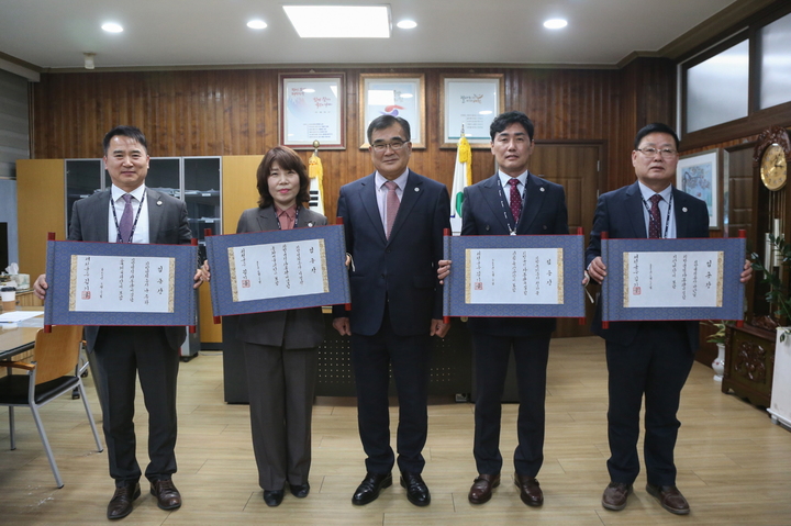 서천군이 17일 올 상반기 사무관 승진자에게 '교지형 임용장'을 수여한 후 기념사진을 찍고 있다. 2023. 02. 17 서천군 *재판매 및 DB 금지