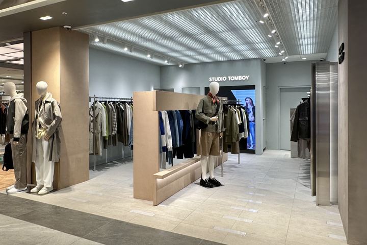 [서울=뉴시스] 신세계인터내셔날은 자체 여성복 브랜드 '보브'와 '지컷' 관련 유무형 자산 포함 영업권 일체를 자회사 신세계톰보이에 양도키로 했다고 28일 밝혔다. 사진은 신세계 강남점의 스튜디오톰보이 맨 이미지. (사진=신세계인터내셔날 제공) *재판매 및 DB 금지