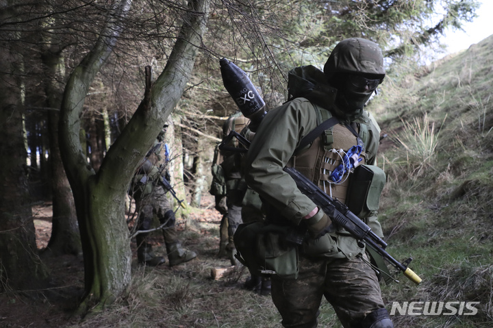 [AP/뉴시스] 2023년 자료 사진으로, 우크라이나 군인들이 영국 북부 미공개 장소에서 훈련을 받고 있다. (사진=뉴시스DB)