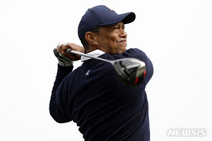 [로스앤젤레스=AP/뉴시스] 타이거 우즈가 16일(현지시간) 미 캘리포니아주 로스앤젤레스 인근 퍼시픽 팰리세이즈의 리비에라 컨트리클럽에서 개막한 미국프로골프(PGA) 투어 제네시스 인비테이셔널 첫날 3번 홀에서 티샷하고 있다. 2021년, 이 대회 도중 자동차 사고를 당했던 우즈는 2언더파 69타 공동 27위 그룹에 이름을 올렸다. 2023.02.17.