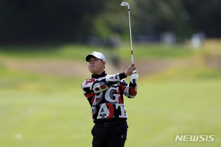 [로스앤젤레스=AP/뉴시스] 김시우가 16일(현지시간) 미 캘리포니아주 로스앤젤레스 인근 퍼시픽 팰리세이즈의 리비에라 컨트리 클럽에서 개막한 미국프로골프(PGA) 투어 제네시스 인비테이셔널 첫날 9번 홀에서 어프로치샷하고 있다. 김시우는 5오버파로 부진하게 출발했다. 2023.02.17.
