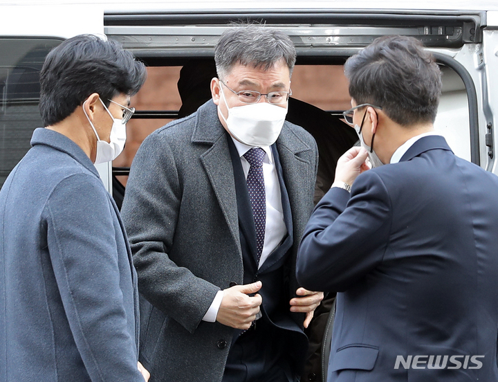 [서울=뉴시스] 김금보 기자 = 범죄수익은닉규제법 위반 등 혐의를 받는 김만배 화천대유자산관리 대주주가 영장실질심사를 받기위해 지난 2월17일 오전 서울 서초구 서울중앙지방법원으로 출석하고 있다. 2023.02.17. kgb@newsis.com
