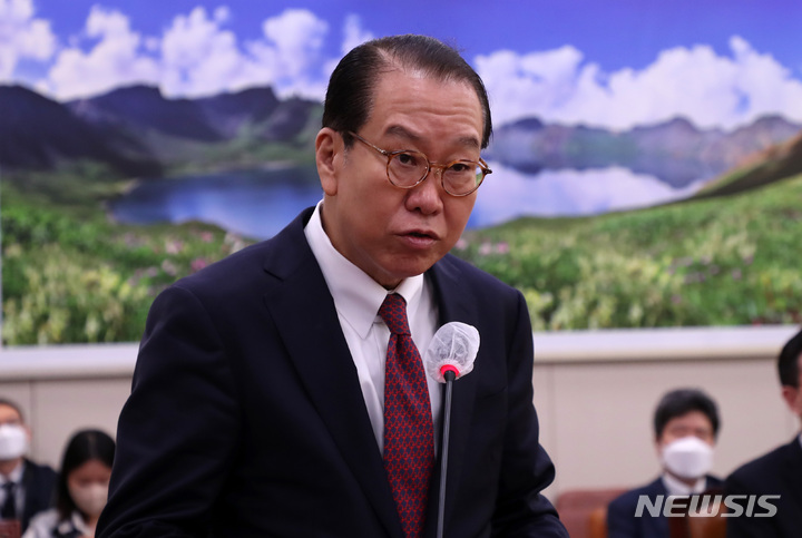 [서울=뉴시스] 이영환 기자 = 권영세 통일부 장관이 17일 오전 서울 여의도 국회에서 열린 외교통일위원회 전체회의에서 평화경제특별구역의 지정 및 운영에 관한 법률안 통과 관련 정부측 인사말을 하고 있다. 2023.02.17. 20hwan@newsis.com