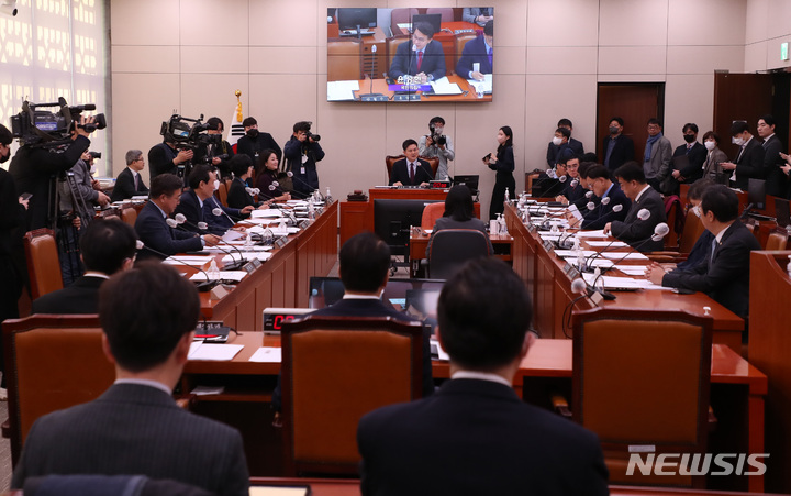 [서울=뉴시스] 이영환 기자 = 국회 외교통일위원회 전체회의가 17일 오전 서울 여의도 국회에서 열리고 있다. 2023.02.17. 20hwan@newsis.com