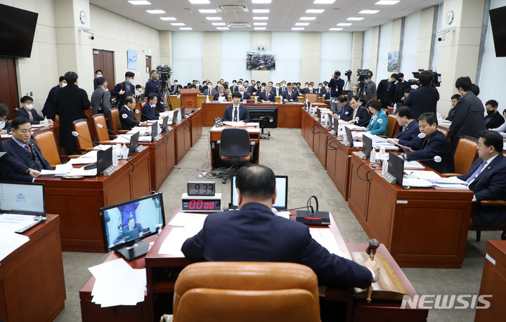 [서울=뉴시스] 이영환 기자 = 한기호 국회 국방위원장이 17일 오전 서울 여의도 국회에서 열린 국방위원회 전체회의를 주재하고 있다. 2023.02.17. 20hwan@newsis.com