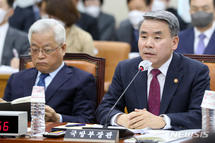[서울=뉴시스] 이영환 기자 = 이종섭 국방부 장관이 17일 오전 서울 여의도 국회에서 열린 국방위원회 전체회의에서 의원들의 질의에 답하고 있다. 2023.02.17. 20hwan@newsis.com