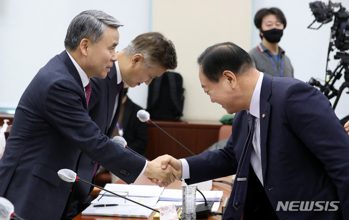 [서울=뉴시스] 이영환 기자 = 한기호(오른쪽) 국회 국방위원장과 이종섭 국방부 장관이 17일 오전 서울 여의도 국회에서 열린 국방위원회 전체회의에서 인사를 나누고 있다. 2023.02.17. 20hwan@newsis.com